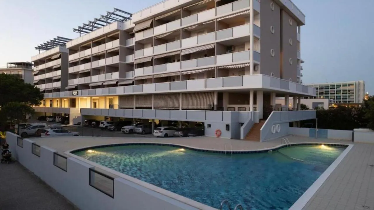 Flat In A Seafront Building With Swimming Pool Lägenhet Bibione Italien